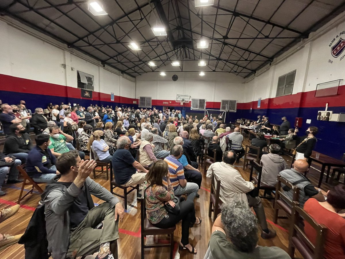 CAOLBAprensa's tweet photo. En un ejemplo de democracia participativa a salón lleno  estamos desarrollando pacíficamente nuestras #elecciones, presentándose tres lista para conducir el futuro de  nuestra #CAOLBA . Esta noche daremos el resultado final del escrutinio https://t.co/9rrBowhKxx