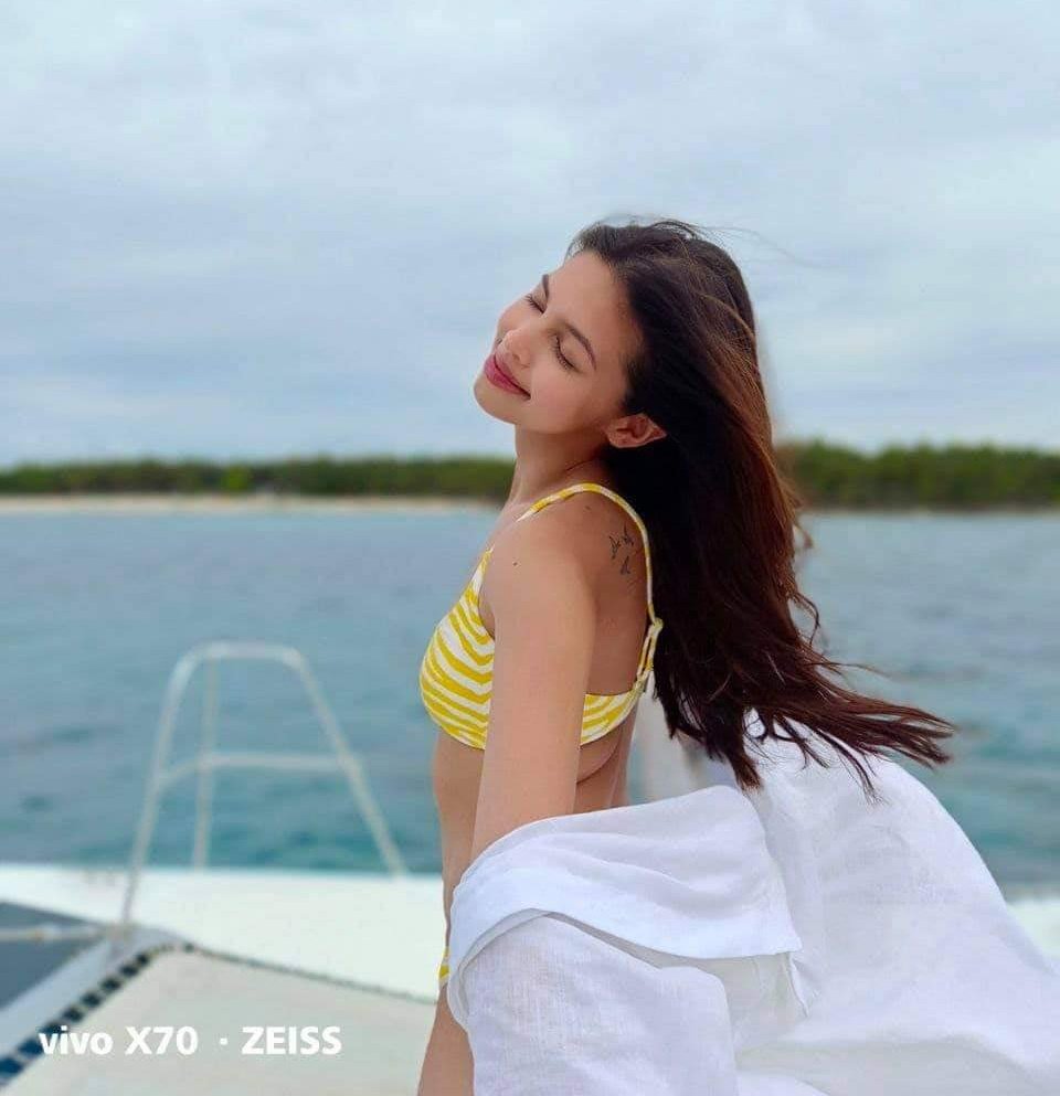 she's so ✨hot and ✨gorgeous 

"Believe in your dreams" may sound cliché but that’s the first step towards fulfilling them — and I think it’s safe to say that it got me to where I am today." 
- Meng's FB update

#vivoMemoriesOfLife <a href="/mainedcm/">Maine Mendoza</a> #vivoXceptionalPinay #MaineMendoza