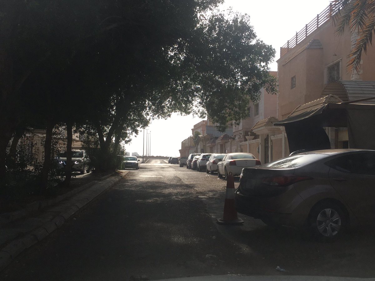 بكل طمأنينة يوقف سيارته ولا يبالي بأحد، ويضيق على الآخرين في المرور إلا بحذر شديد، لأنه لم يجد الحزم من ادارة مرور جدة ويحاسبه على استغلال الشارع لحساب ايقاف سيارته بشكلٍ خاطئ!!! حي النهضة 2 / فيلا 5006 خلف محطة الكهرباء.