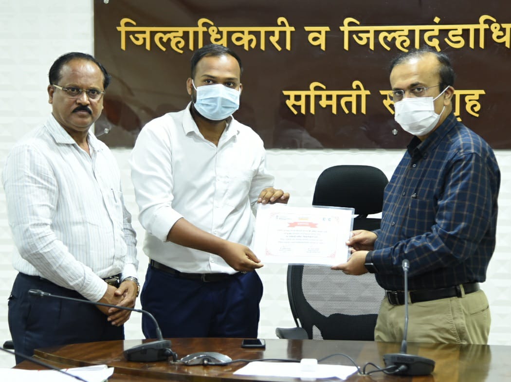 मा. जिल्हाधिकारी ठाणे व मा. कामगार उप आयुक्त ठाणे यांच्या प्रमुख उपस्थितीमध्ये इ-श्रम योजनेमध्ये सक्रिय सहभाग घेऊन सर्वाधिक लाभार्थ्यांची नोंदणी करणाऱ्या <a href="/CscThane/">CSC THANE</a> व्हिएलईना प्रशस्तीपत्र देऊन सन्मानित करण्यात आले.
#e_shram 
<a href="/CSCMaharashtra/">CSC Maharashtra</a> 
<a href="/ThaneCollector/">Thane Collectorate</a> 
<a href="/Info_Thane1/">DISTRICT INFORMATION OFFICE, THANE</a>