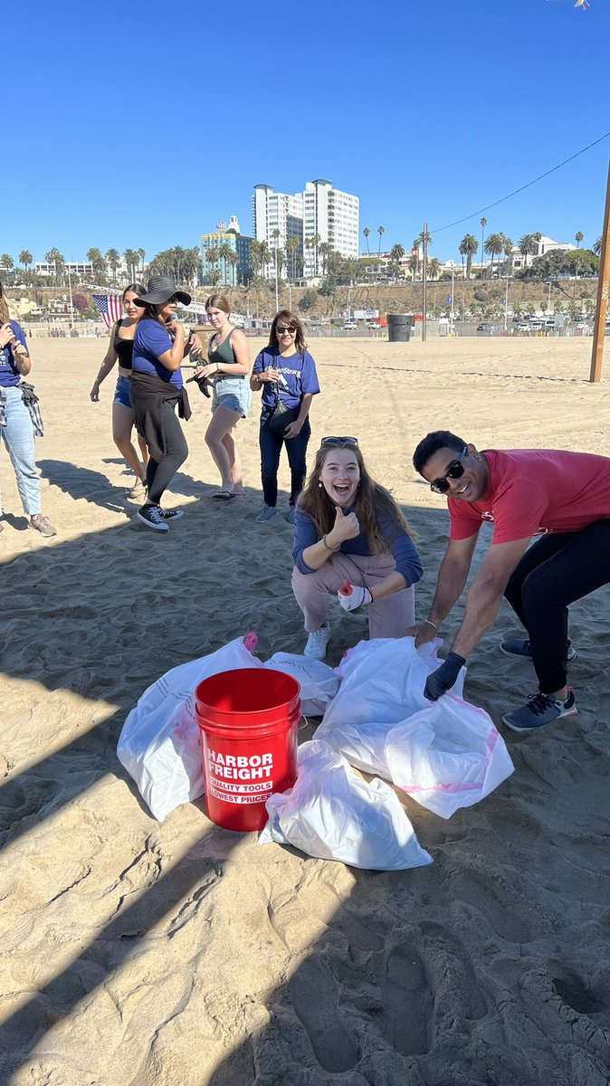 theanusrini's tweet photo. What a day we picked to clean up the beaches! Hot and toasty day at Santa Monica. Go So Cal @StriveHealth60! https://t.co/njPLQfG4sV