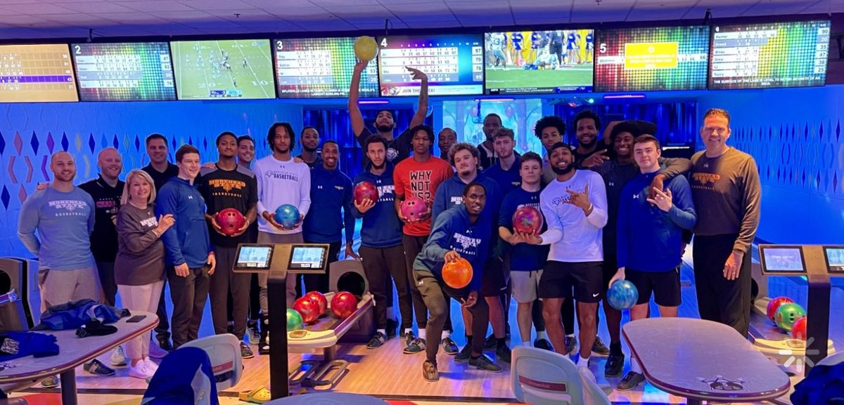 MSUEaglesMBB's tweet photo. 🎳

🔵#Family🟡 https://t.co/AxDgV1HZiv