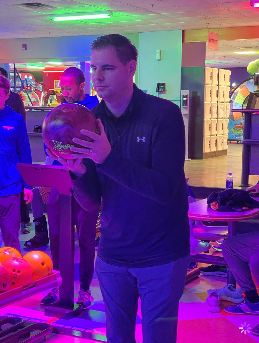 MSUEaglesMBB's tweet photo. 🎳

🔵#Family🟡 https://t.co/AxDgV1HZiv