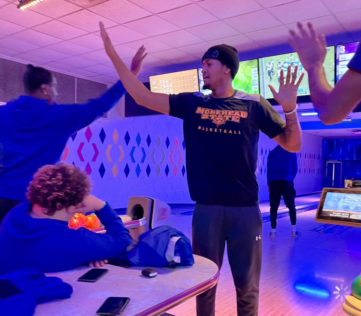 MSUEaglesMBB's tweet photo. 🎳

🔵#Family🟡 https://t.co/AxDgV1HZiv