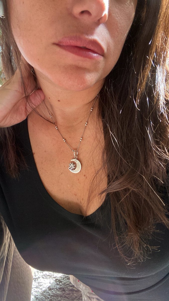 miccie_22's tweet photo. Te podría regalar mi luna pero ya es tuya desde que te conocí…/ I could give you my moon but it was already yours since the day I met you…#moonthoughts #november #moon #LUNA #amolaluna #ojos https://t.co/k3UJtpRmEC