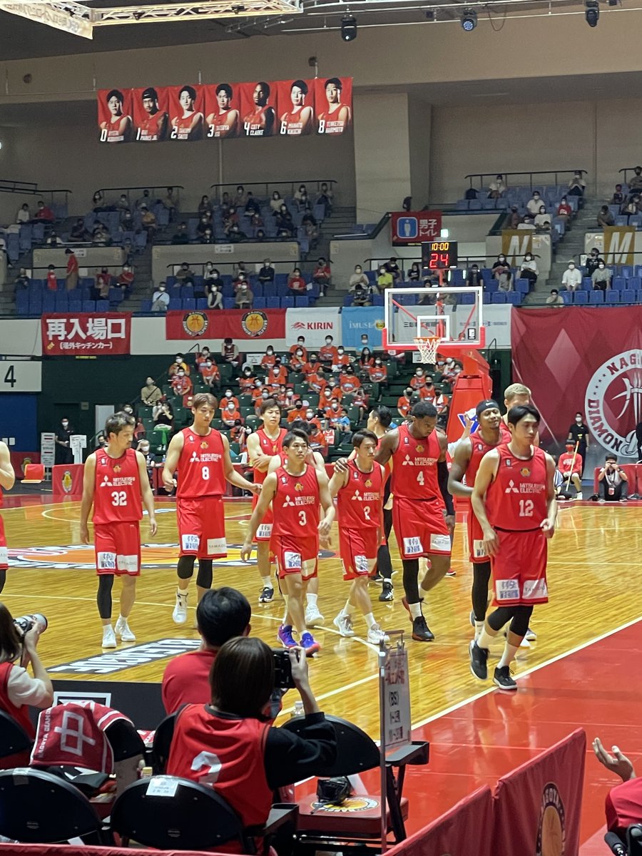 SNAZZ_BETA's tweet photo. 気になってる方がいてくれるかわかりませんが、今シーズンもバスケ観戦しています。伊藤選手が名古屋に移籍したので、大阪エヴェッサと名古屋ダイヤモンドドルフィンズを応援。週末は舞洲と名古屋を行ったり来たり。先日は元エヴェッサの藤髙選手とシカッチェに会いに、奈良へも行きました。 https://t.co/11KKHhc8CJ