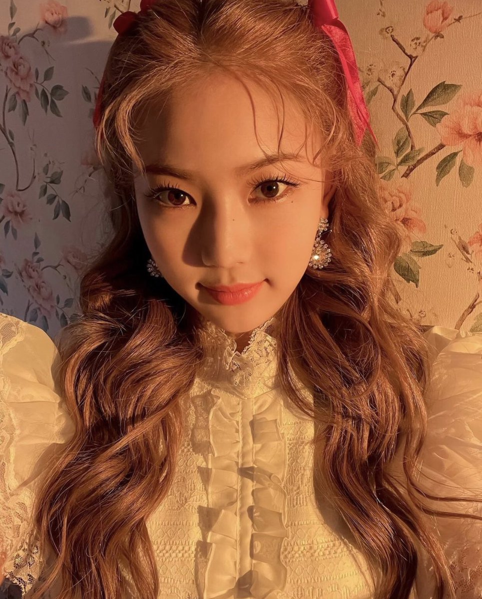 isafilter's tweet photo. she’s a real life doll https://t.co/cxXiAP7nXe