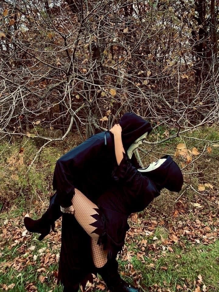 ㅤㅤㅤ. ᘡ 𝑯𝑨𝑳𝑳𝑶 𝑊𝐸𝐸𝑁 ᘞ. 
                           ⤹10/31₊❀̥ ﹛爱﹜
  
ㅤ❛ —Publica en instagram una foto con su novio antes de irse a la feria.

Ojalá pudieran ver su hermosa carita — ❜  ㅤㅤㅤ

*₊˚꒰# 2021 ㅤㅤㅤ