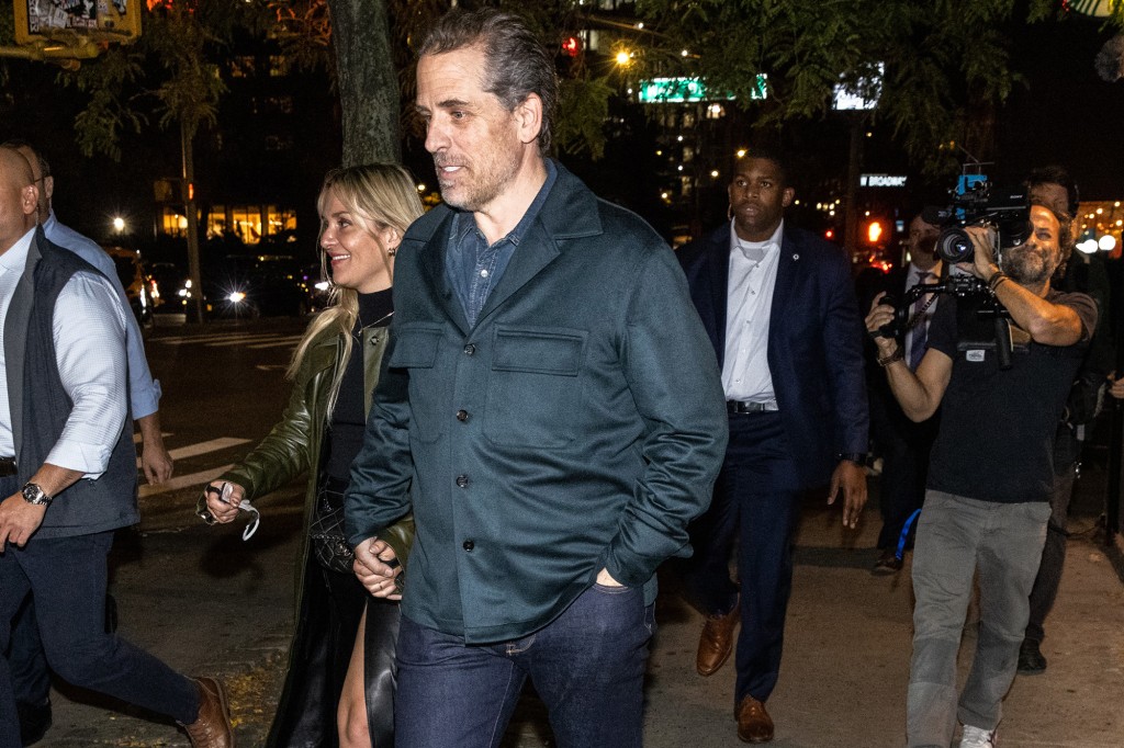 nypost's tweet photo. Hunter Biden gets testy when asked about infamous laptop outside NYC gallery https://t.co/BsM9c12k7u https://t.co/KTi30hFnpW