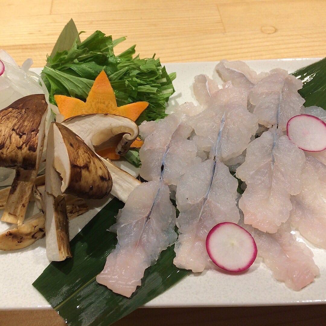 MarutomoNaha's tweet photo. 丸友那覇総本店では、松茸❗️鱧しゃぶ❗️松葉蟹❗️
数量限定でお出ししております🤗✨
御予約お待ちしております。
#丸友総本店  #海鮮丼 #海鮮ダイニング #海鮮居酒屋 #沖縄グルメ #那覇グルメ #テイクアウト　#お魚取り寄せ #出来ます #のうれんプラザ 
#バイト募集中 #パート募集中 #板前さん募集中 https://t.co/JQxwEkFVGq