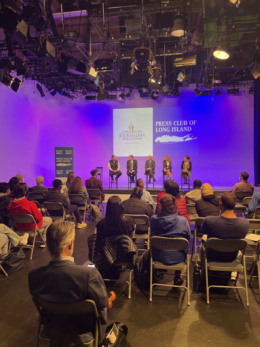 ChrisVaccaro's tweet photo. What a night! A master class in journalism for our @HerbertSchoolHU students thanks to #LongIsland Journalism Hall of Famers Bill Bleyer, Scott A. Brinton, Carolyn James &amp; Sandra Peddie. @PCLI had its first in-person event in almost two years tonight at HU. 🦁 https://t.co/107JAiE2Tk
