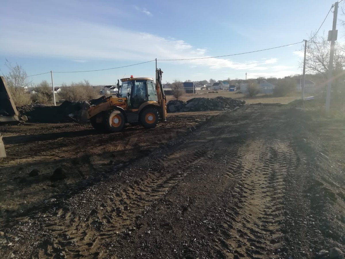 На территории поселения ведутся работы по отсыпке дороги для новых жителей частного сектора п. Верхняя Подстепновка улица Одесская с укладкой переливных труб.