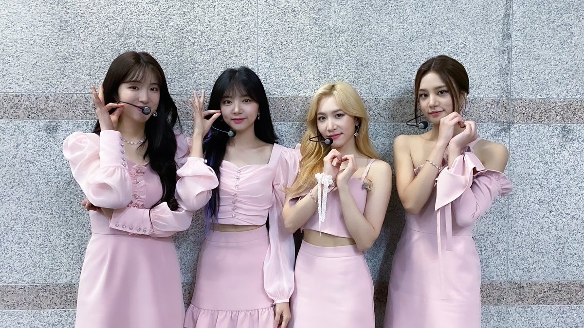 officialLABOUM's tweet photo. [#라붐]

잠시 후 1시, 심플리케이팝에서 핑크붐과 함께 해요🥰 오늘은 #LoveOnYou 무대까지 준비되어 있다는 사실💌

#LABOUM #BLOSSOM 
#키스키스 #KissKiss
#다시_만나_설레게_해 https://t.co/EaQGz67qUy