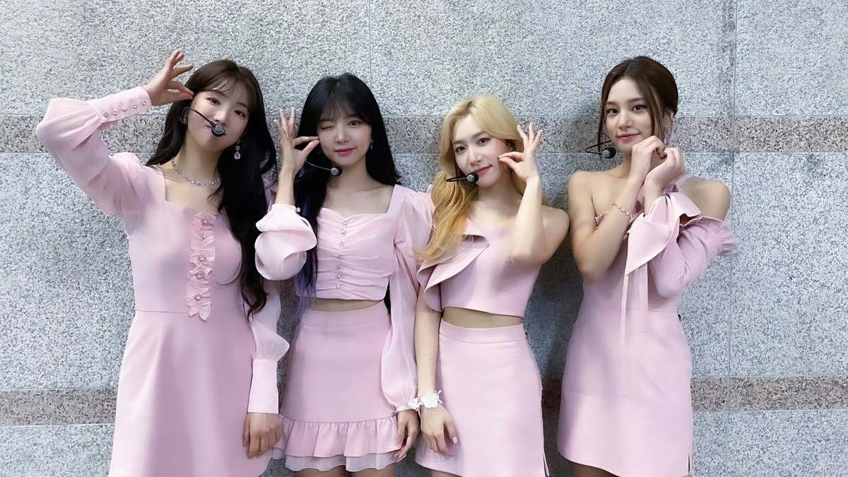officialLABOUM's tweet photo. [#라붐]

잠시 후 1시, 심플리케이팝에서 핑크붐과 함께 해요🥰 오늘은 #LoveOnYou 무대까지 준비되어 있다는 사실💌

#LABOUM #BLOSSOM 
#키스키스 #KissKiss
#다시_만나_설레게_해 https://t.co/EaQGz67qUy