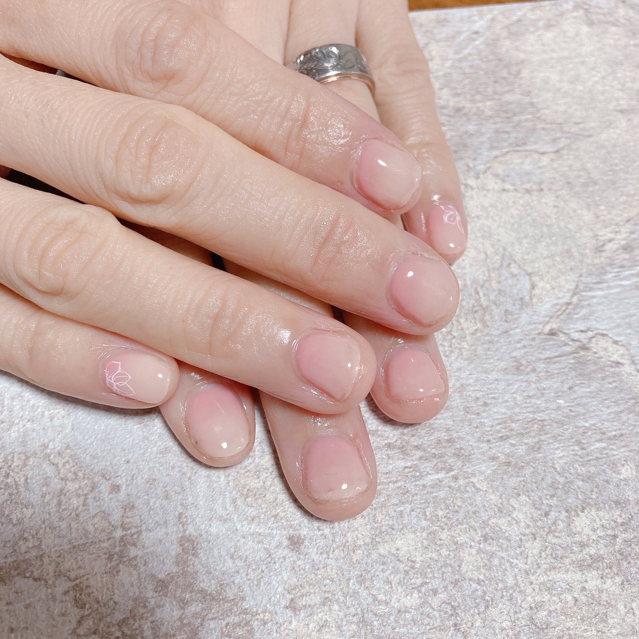 Luce Nail ちみぃ セルフネイル 逆グラデーションネイル フラワーネイル オフィスネイル 会社 に言われない程度のネイル 徐々に派手にしていく作戦 T Co 8ofwq3zmxo Twitter