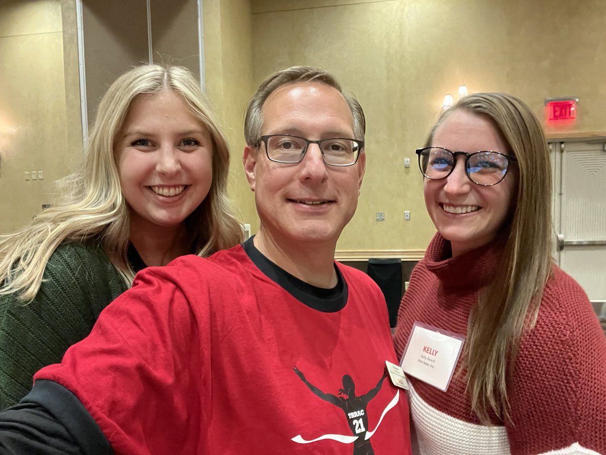 tomrdaniels419's tweet photo. Missed out on the chance to post this photo of me and two @bgsumba alums hanging at @THRAC2021! Interestingly, Kelly graduated in 2017 and recently took a new role at @FirstSolar and 2020 grad Drew was hired to fill Kelly’s role at #TheEA (Toledo). @FalconAlumni #bgsu #bgsubiz https://t.co/LwaWpsZZ1f