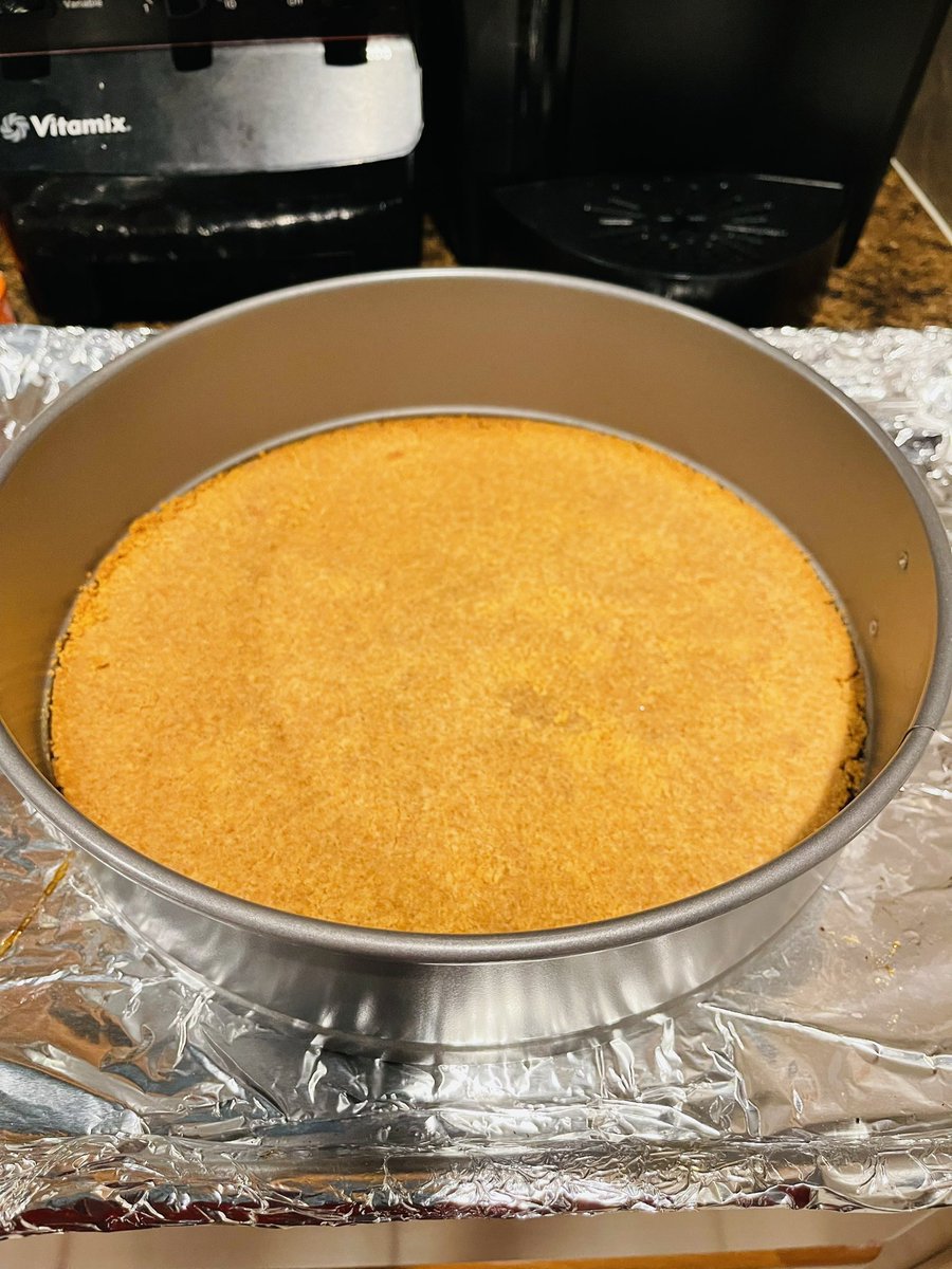 DGUNZ22's tweet photo. Apple Pie Cheesecake with Nilla Wafer Crust. I’ll post the final results in the am. 🙏🏿🤞🏿 https://t.co/93sThl5UPx