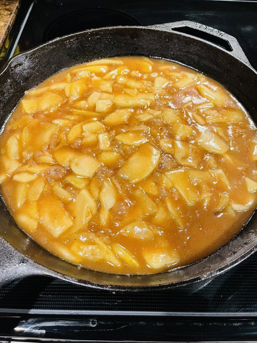 DGUNZ22's tweet photo. Apple Pie Cheesecake with Nilla Wafer Crust. I’ll post the final results in the am. 🙏🏿🤞🏿 https://t.co/93sThl5UPx