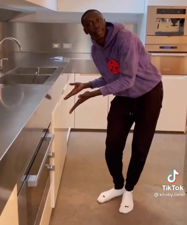 @seevua この外人さんが普通にあける動画出てきそうで笑ってしまった 