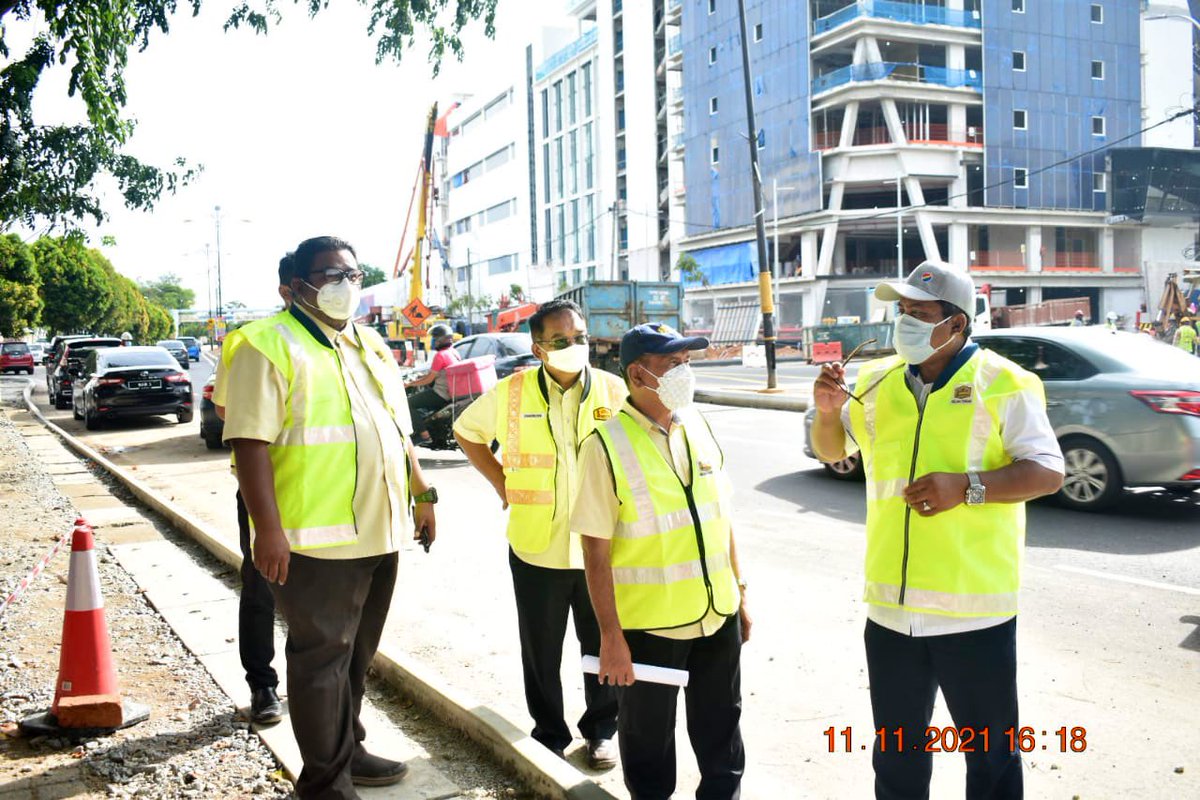 YB Dato’ SUK melawat kerja penyelenggaraan longkang dan kerja berkaitan di Persimpangan Pengkalan Batu diiringi oleh Pengarah Kerja Raya dan Jurutera Daerah JKR Melaka Tengah petang semalam.