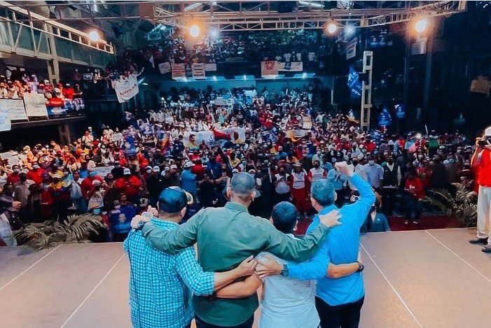 Junto al Gobernador @OmarPrietoGob y la camarada Erika Farias, juramentamos el Comando de Campaña de los Movimientos Sociales en el #Zulia.

#YoSoyDeAqui☀️
¡Juntos Con Am♥️r Hacemos Más!