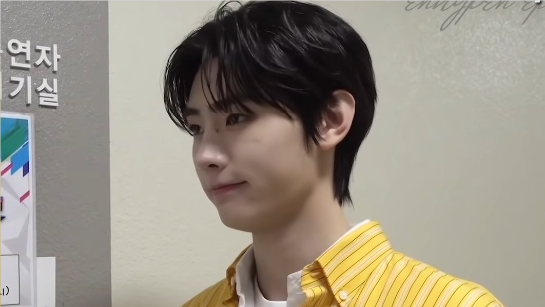 _nshmrprk's tweet photo. [mine] a sunsun au 

-- wherein kim sunoo, an avid collector of park sunghoon photocards, is happily admiring his collection as he finally graduated from d:d pcs while at one corner stood his own boyfriend scowling as he, the 5'10" version of his pc collection, is being ignored. https://t.co/rUI7V1QJxw