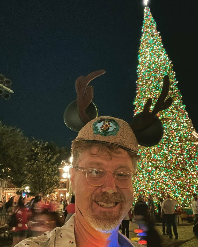 MousePlanet's tweet photo. Merriest Nights is about to begin. Seems like a lot to do in four hours. Gonna try and do as much as we can! #merriestnites #photobytap #disneyland #holidays #christmas #disney #merrychristmas #merriest https://t.co/93T0fZZUqR @toddapickering https://t.co/3vQV36A6D4