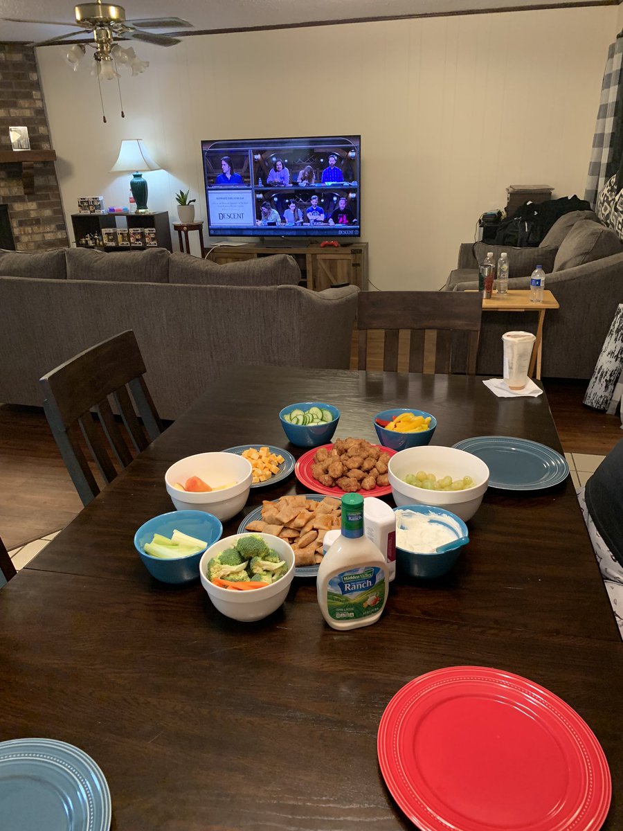 _witty_username's tweet photo. This is how we do @CriticalRole nights #CriticalRoleCampaign3 #CriticalRole #fingerfood https://t.co/TR8ysbok6U