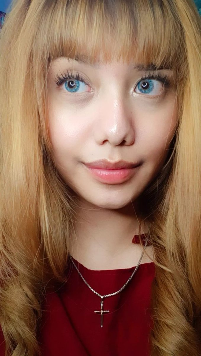 dolceole's tweet photo. i even cut my bangs to match my mom in her red era 😭 i'm well prepared to welcome #RedTaylorsVersion #alltoowelltaylorsversion https://t.co/0OtSHbDuEM