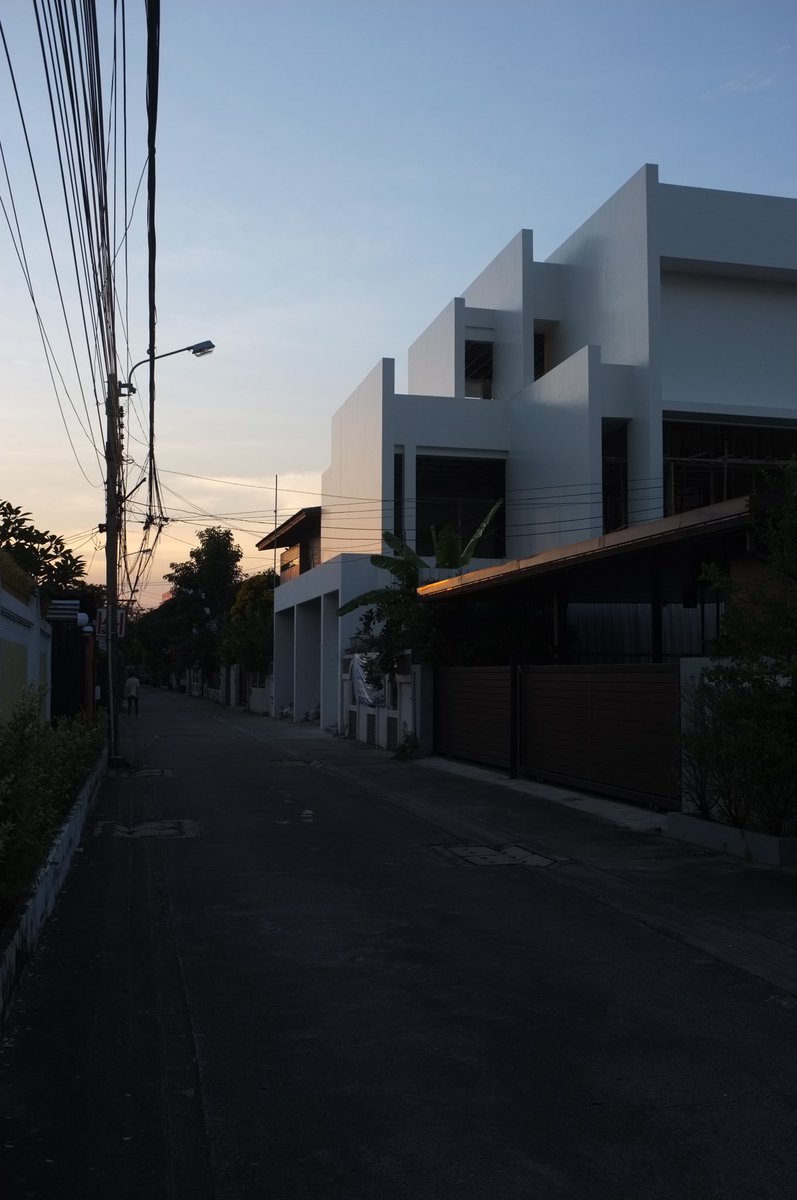 Sunset  and white walls

#blackpencilsstudio
#architecture
#white
#wall
#house
#housedesign
#facade
#whitefacade
#storyfromgeometry
#archdaily 
#dezeen
#worldofarchitecture 
#domus
#minimal
#minimalism