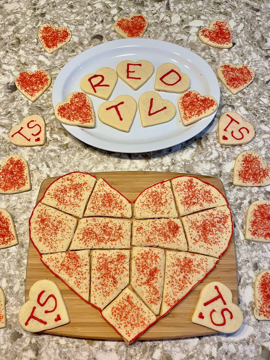 TaylorGotBigRep's tweet photo. MOSAIC BROKEN HEARTS ❤️‍🔥💔 

#RedTaylorsVersionTONIGHT #RedTaylorsVersion @taylornation13 https://t.co/cSf77SwCop