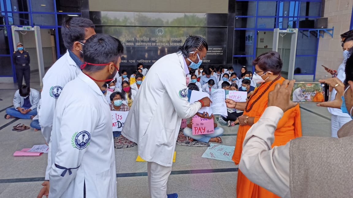 internsaiimsbpl's tweet photo. Day4th #aiimsinternonstrike 
@SadhviPragya_MP interacted with protesting Interns of #AIIMSBhopal in the campus premises on sunday. Respected MP listened to the genuine demands of the interns and promised to support us.They assured Students to fastrack resolution of their demand. https://t.co/fB165Subg6