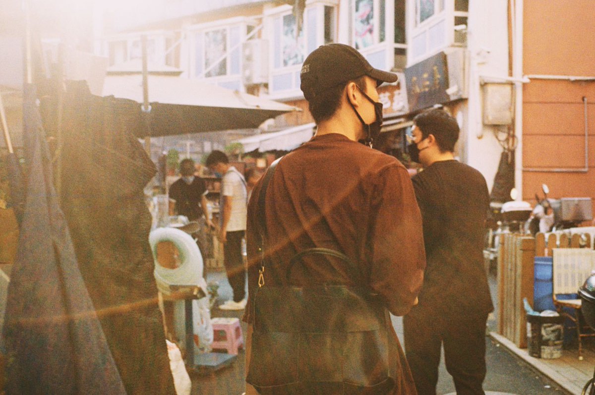 wzypics's tweet image. — 211031 WZY Studio Weibo Update 💙

#Howtospend #Halloween2021 

Treat or trick;
If giving sweets sweets 🍬then let me give a little bouquet of flowers 💐

(2/2)
⌜ #王子异 ⋆ #wangziyi ⌟
#NinePercent