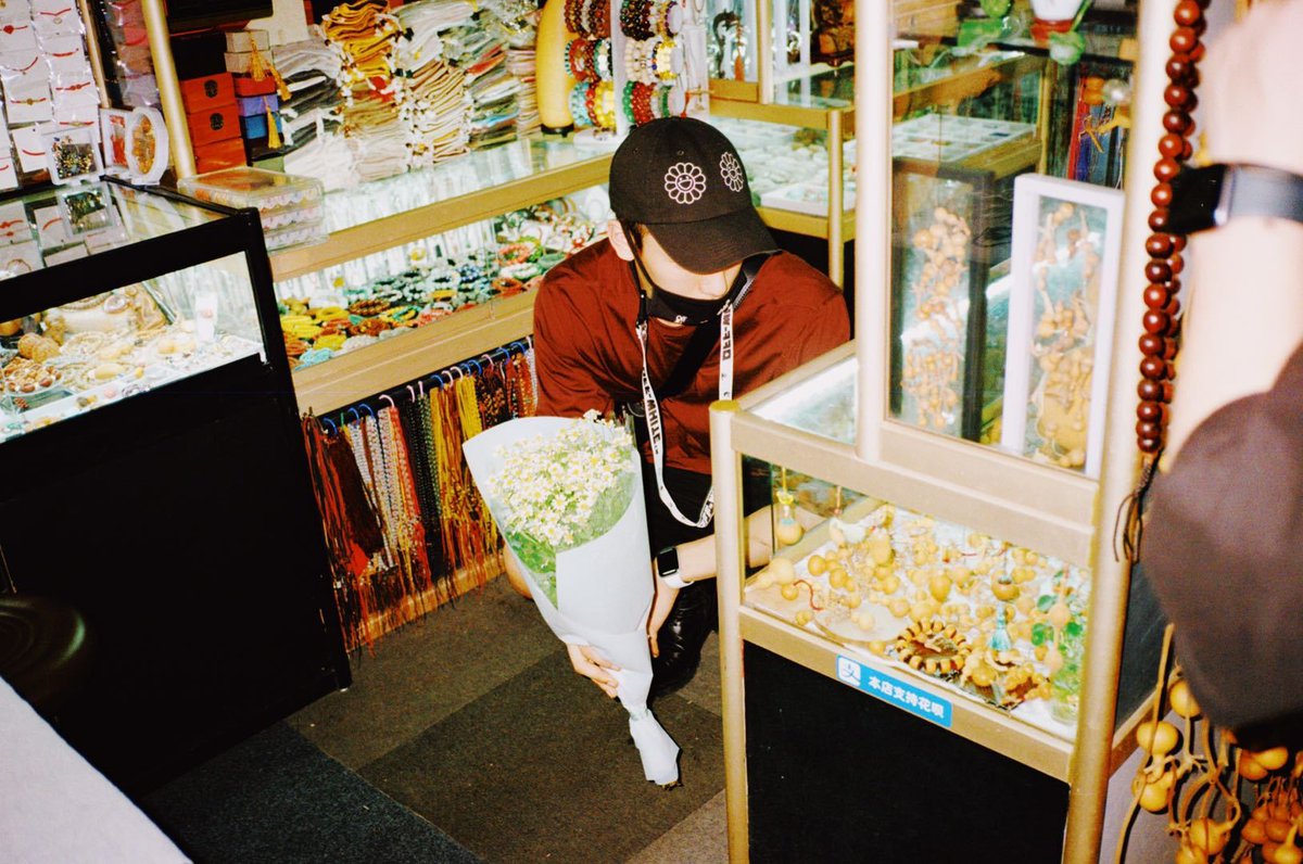 wzypics's tweet image. — 211031 WZY Studio Weibo Update 💙

#Howtospend #Halloween2021 

Treat or trick;
If giving sweets sweets 🍬then let me give a little bouquet of flowers 💐

(2/2)
⌜ #王子异 ⋆ #wangziyi ⌟
#NinePercent