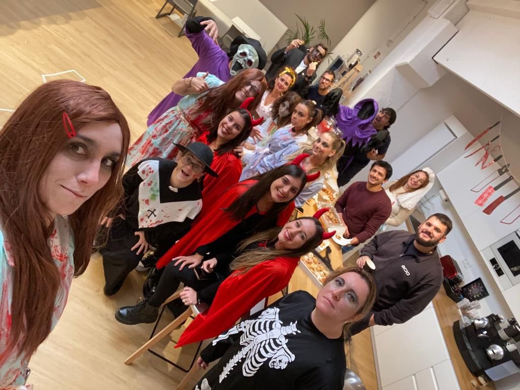 🎃 #arjospain os desea un terrorífico #halloween  👻
🧟‍♀️¿Truco o trato? 🦇
#EmpoweringMovement #arjo #wearearjo