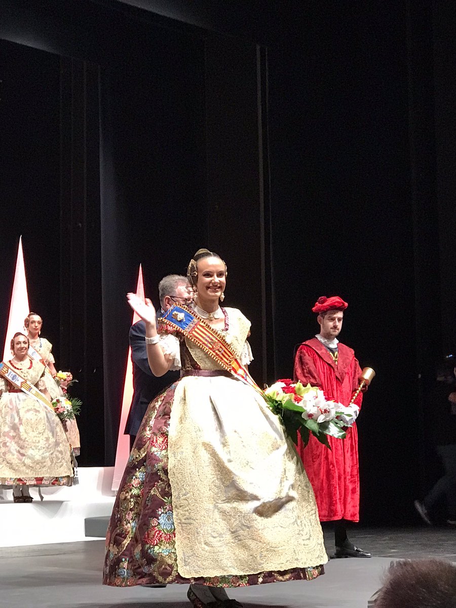 ChustAmparo's tweet photo. Amunt les Falles 🔥
Exaltació Fallera Major de Torrent y Cort d’Honor  🥰
@SaraGarrigues 
@AmparoFolgado 
#FallesDeTorrent https://t.co/RaZ6oOlznh