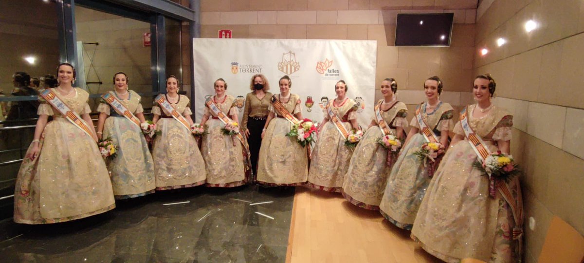 ChustAmparo's tweet photo. Amunt les Falles 🔥
Exaltació Fallera Major de Torrent y Cort d’Honor  🥰
@SaraGarrigues 
@AmparoFolgado 
#FallesDeTorrent https://t.co/RaZ6oOlznh