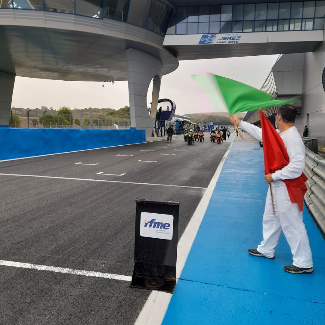 circuitodejerez's tweet photo. Buenos días. Arrancamos este domingo de climatología inestable, con los warm up para todas las categorías en liza. Después de las carreras de ayer, hoy están pendientes de otorgarse los títulos en las clases de #SBK, #Open1000 y #PreMoto3. @rfme_oficial https://t.co/pyyatuUAsm