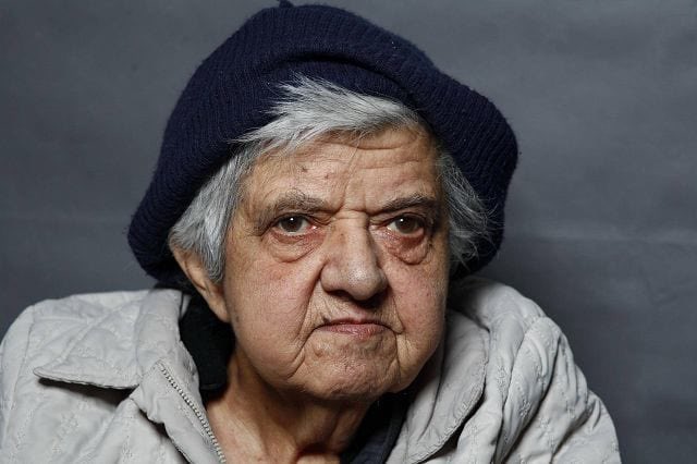 radio__zek's tweet photo. Il #31ottobre 2018 muore a 83 anni Mariasilvia Spolato, la prima donna in Italia a dichiararsi pubblicamente lesbica. Quel coming out nel 1971 le costò il licenziamento dall’università perché «indegna» all'insegnamento, l’allontanamento dalla famiglia e una vita da clochard 🌹🌈 https://t.co/BpPstKcHYI