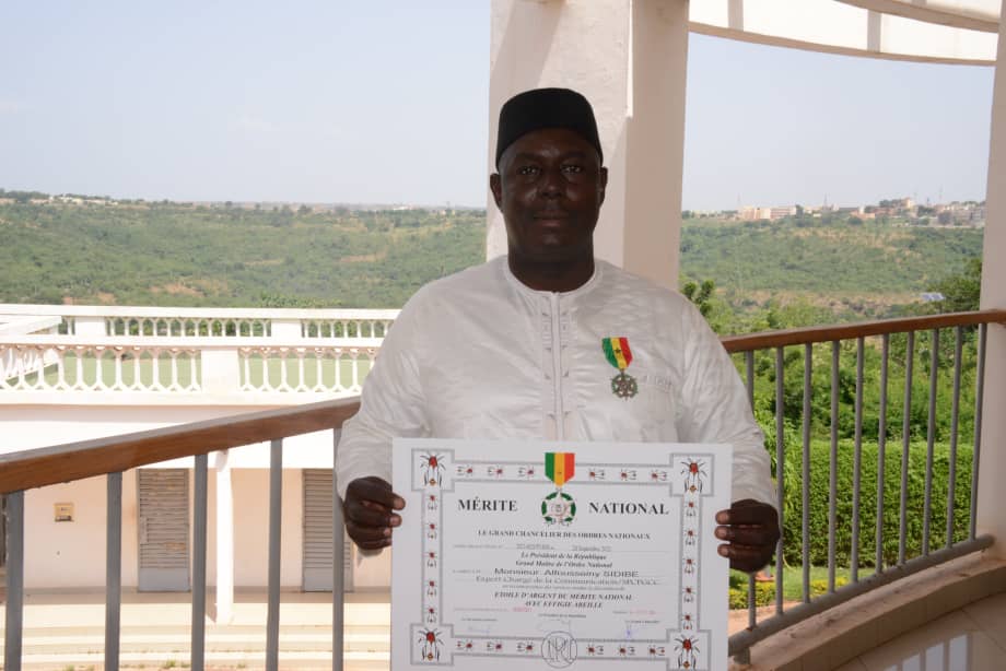 Honoré pour cette distinction en guise de reconnaissance de la Patrie.