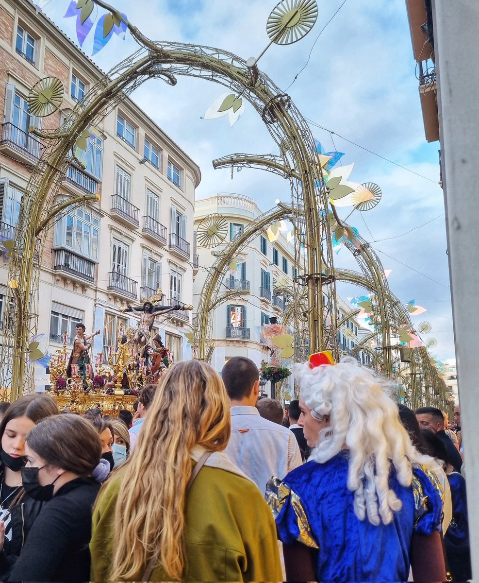 Hibisro's tweet photo. Ni en los mejores sueños de Tom Cruise en Misión Imposible 2, se encuentra paseando por Málaga esta fusión de carnaval, semana santa y Navidad en víspera de Halloween. #CofradiasMLG #DiaDeMuertos #Navidad #carnaval #YoQueSeYa https://t.co/2xE87DDbOm https://t.co/FpA2NRLd67