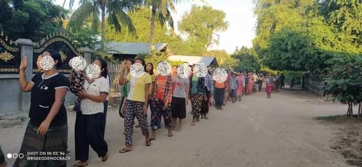 ChloeSian2020's tweet photo. "Freeze payments to Junta and save Myanmar" strike was marched by residents in #KanKone village, #Sarlingyi Township on today.(Oct 31)
#FreezePaymentsToJunta
#Oct31Coup
#WhatsHappeningInMyanmar https://t.co/ogkU4DaCuq