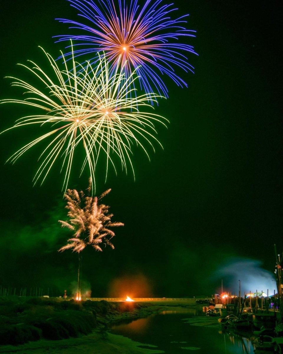 Amazing photographs taken by Lloyd Birch Photography at last nights fireworks #blakeneyquay #fireworks