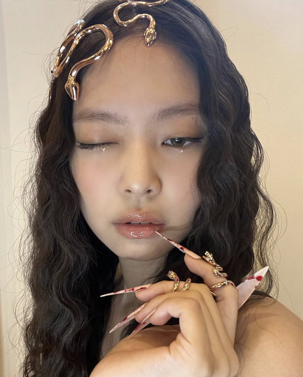 cyanblink's tweet photo. Halloween Jennie ✨ @blackpink https://t.co/M6HoJ9A4Ey