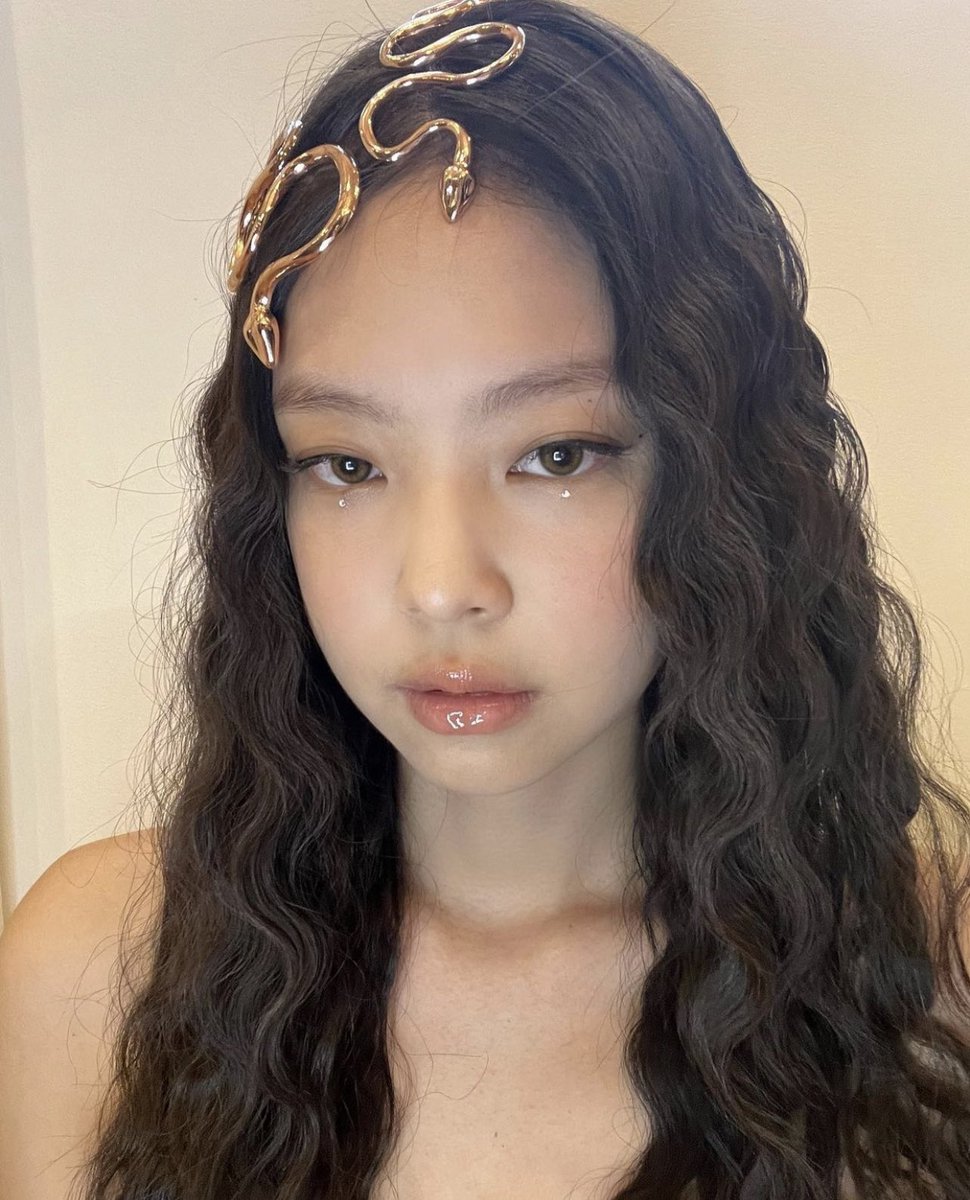 cyanblink's tweet photo. Halloween Jennie ✨ @blackpink https://t.co/M6HoJ9A4Ey