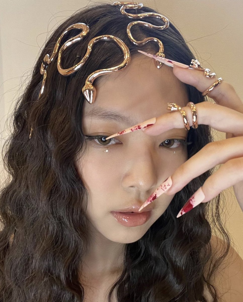 cyanblink's tweet photo. Halloween Jennie ✨ @blackpink https://t.co/M6HoJ9A4Ey