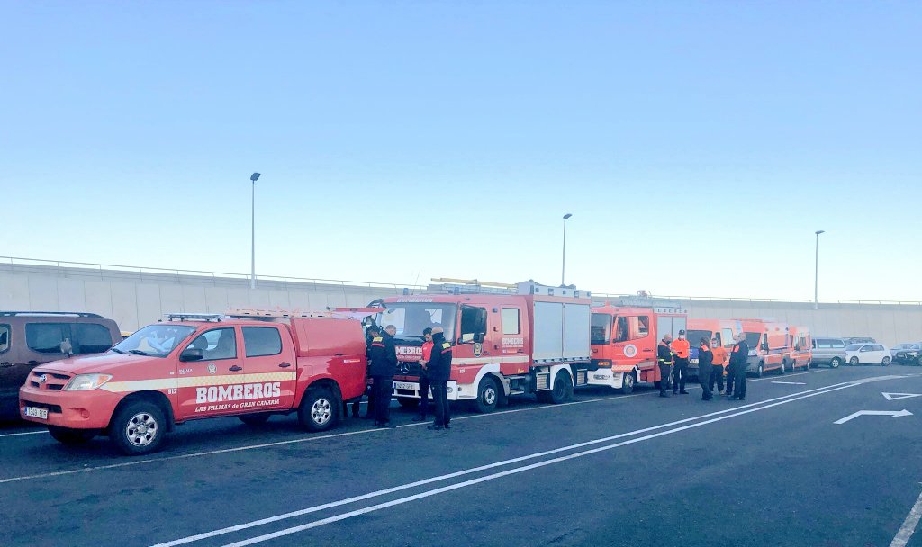 ProteCivilLPA's tweet photo. En el muelle de #Agaete a punto de embarcar en @FOexpress rumbo a la isla de #LaPalma 8 de nuestros voluntarios, 7 miembros de @BomberosLPA y 1 técnico #UTSE #VolcanLaPalma #LaPalmaeruption #LaPalmaVolcano #DGSE https://t.co/qVMhrC7xPh