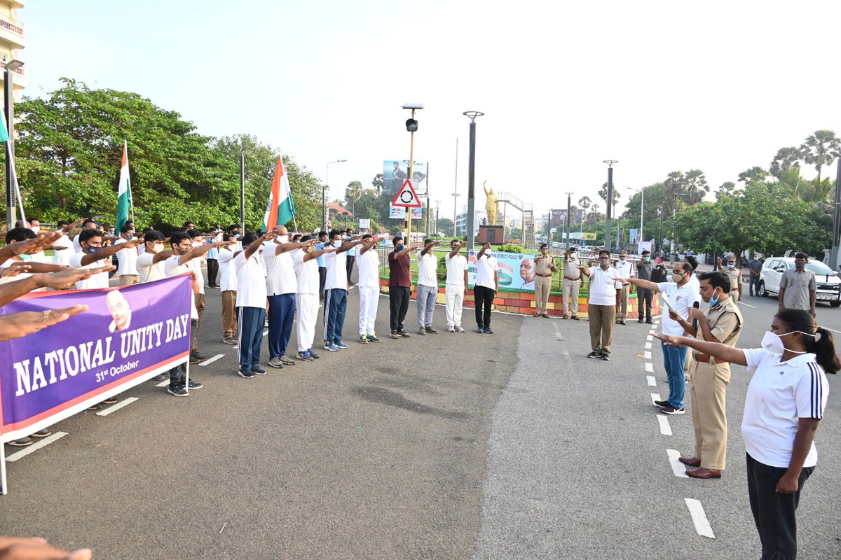 AKPPolice's tweet photo. #nationalektadiwas birth anniversary of Sri Sardar vallabhai Patel #nationalunityday celebrations at Kailasagiri, #vizag and #nationalunityrun at beach road, vizag ...Participated District Police officers & Staff... https://t.co/Pp34iGJ3jE