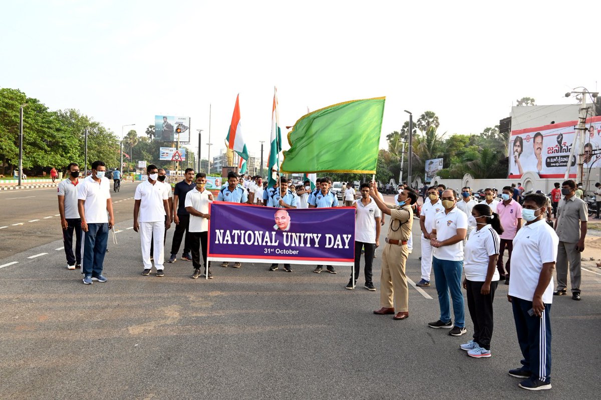 AKPPolice's tweet photo. #nationalektadiwas birth anniversary of Sri Sardar vallabhai Patel #nationalunityday celebrations at Kailasagiri, #vizag and #nationalunityrun at beach road, vizag ...Participated District Police officers & Staff... https://t.co/Pp34iGJ3jE