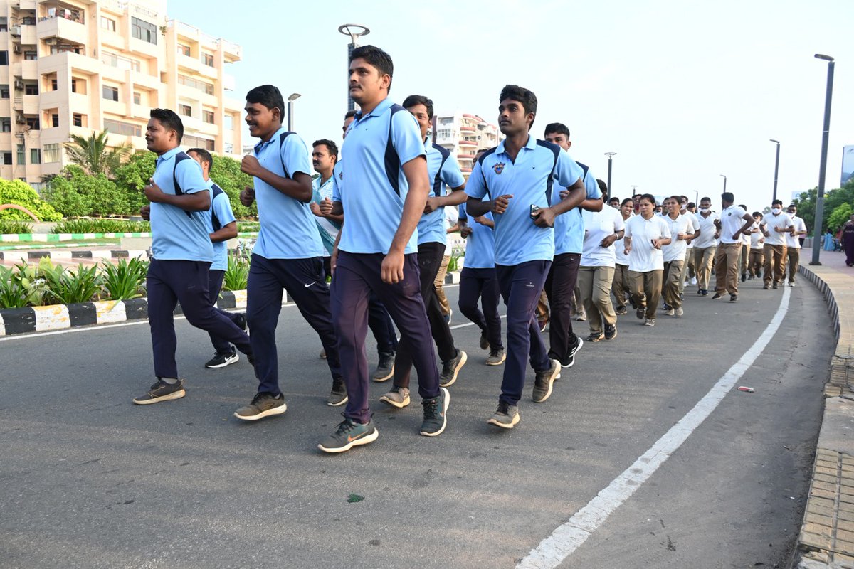 AKPPolice's tweet photo. #nationalektadiwas birth anniversary of Sri Sardar vallabhai Patel #nationalunityday celebrations at Kailasagiri, #vizag and #nationalunityrun at beach road, vizag ...Participated District Police officers & Staff... https://t.co/Pp34iGJ3jE